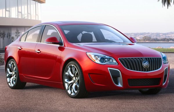 Американският седан Buick Regal има луксозен и удобен интериор, впечатляващо управление и оценка за надеждност над средната. Въпреки че агрегатите му не са особено мощни, той се справя добре и се вози гладко. Отвътре Regal изглежда и се чувства по-елегантен от много от своите конкуренти. Buick Regal се предлага в четири нива на оборудване - базово, Premium I, Premium II и GS.