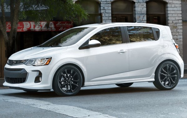 Chevrolet Sonic не е GTI, но има спортна страна. Заплашителният външен дизайн отстъпва място на изненадващо просторен интериор, пълен със стандартна Wi-Fi точка, отопляеми предни седалки, 7-инчов сензорен екран, функция Siri Eyes Free и дори кожена тапицерия. Предлагат се два четирицилиндрови двигателя с мощност 138 к.с.