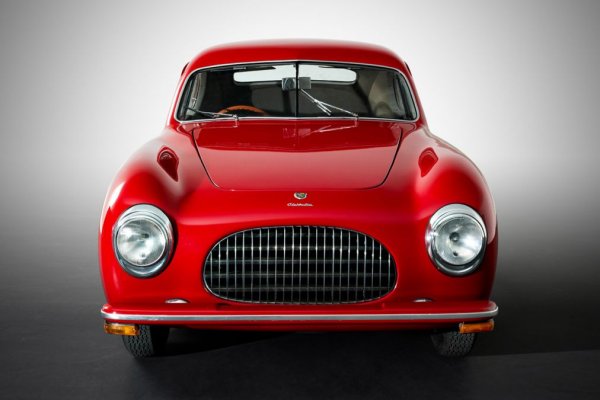 При 202 се откриват идеи, появили се при Lancia и Ferrari, но моделът на позабравената днес марка се появява първи.