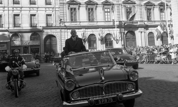 Парадният кабриолет бил базиран на модела Simca Vedette. През 1960 година били поръчани 2 идентични бройки. Любопитното е, че Vedette, както и президентската версия са последните масово произвеждани френски автомобили с V8 двигател. В случая той е дериват на Ford, с мощност от едва 84 конски сили. Сред подобренията за генерал Де Гол били специална платформа за посрещане на паради, комфортни сгъваеми седалки и специален кожен салон. Дължината на машината била 5,1 метра.