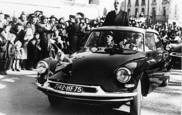 Когато DS се появява на бял свят, светът ахва по елегантния дизайн на автомобила. Който не престава да е все така привлекателен чак до края на производството на модела. Естествено, френското правителство също се захласва по машината, която се изживява като президентска лимузина между 1962 и 1972 година с малки прекъсвания.
