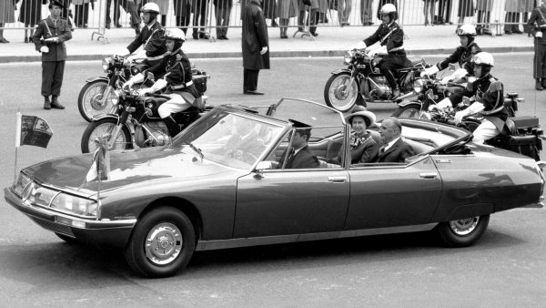 През 1972 година Анри Шапрон построява 2 удължени кабриолета за президента Жорж Помпиду. Машината разполагала с куп глезотии, както се полага, като се задвижвала от V6 двигател на Maserati. Прекрасният кабриолет бил използван чак до 1995, при мандата на Жак Ширак.