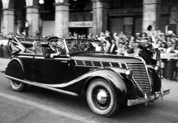 През войната, този модел бил официалният на Маршал Петен. В следвоенно време на него заложил и президентът Венсан Ориол (1947 - 1954). В зависимост от модификацията на шасито, 8-цилиндровият двигател постигал максимална скорост между 135 и 145 км/ч.