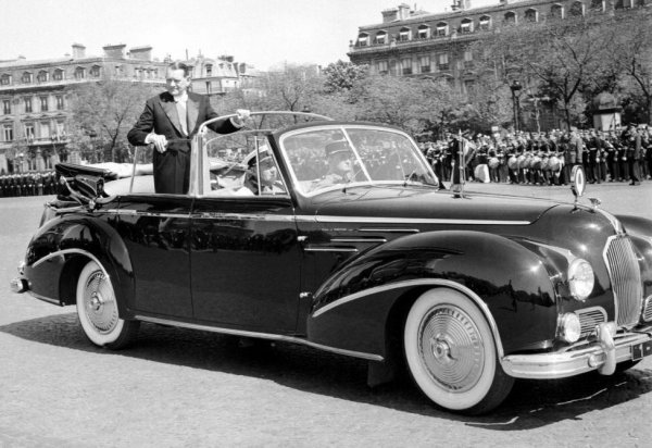 През 1950 година Венсан Ориол става свидетел на победата на Луи Розие в "24 часа на Льо Ман" зад волана на Talbot Lago T26L. Президентът веднага захвърля Renault Suprastella и поръчва именно шампионския модел за официален.