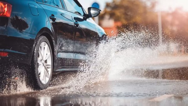 В пукнатините в защитния калъф попада мръсотия. При минусови температури тя се превръща в опасен абразив, когато се смеси със смазочната течност. Замръзнали парчета мръсотия се залепват по шарнирите на окачването и ги надраскват още в първите минути след стартиране.

Ако компонентите на окачването не изсъхнат, появява се ръжда. Металните части на амортисьорната система с признаци на корозия стават нестабилни и амплитудата на вибрациите им спада критично. Освен това, ръждясалият метал бързо се рони. Така че, за да удължите живота на компонентите на окачването, избягвайте дълбоките локви.
