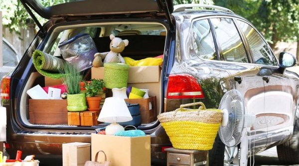 Анализът на техническата документация на леките автомобили показва, че те могат да превозват товари с тегло до 450 кг. Поставянето на толкова в багажника обаче оказва прекомерно натоварване върху задния мост, което води до критично напрежение върху компонентите на окачването.
