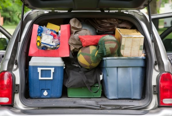 Претоварването на задната част на автомобила води до деформация на амортисьорите. За да се осигури балансирана работа на компонентите на шасито, теглото в автомобила трябва да се разпредели равномерно - поставете част от товара в багажника, а останалата част в салона.
