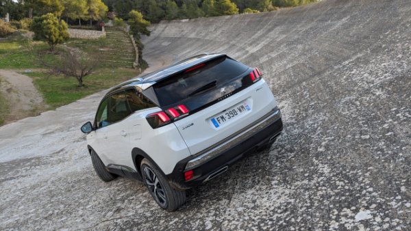 С 42% ръст от началото на годината, Peugeot укрепва позицията си на втора най-популярна марка в ЕС. Продажбите са далеч от онези през 2019, но пазарният дял е чувствително по-висок - 7.3 на сто сега спрямо едва 6.2 на сто тогава. 
