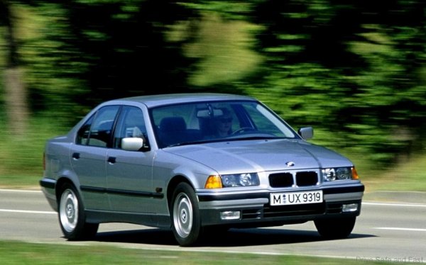 1900 поставя началото на революцията в развитието на 3-ата серия с появата на Е36. Променен е както дизайнът, така и техниката, особено що се отнася до окачването.