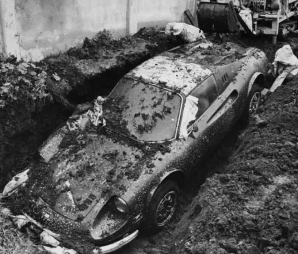 През 1974 година на семейство Круз в Лос Анджелис е откраднато Ferrari Dino 246. Суперавтомобилът изчезва от паркинга, докато двойката вечеря в ресторант. Полицията не успява да го открие и застрахователната компания изплащат обезщетение на собствениците.

Четири години по-късно деца, играещи в центъра на Лос Анджелис, откриват заровена кола. Родителите им се обаждат в полицията и когато изровят автомобила, се оказва, че именно това е задигнатото Ferrari. Суперколата е продадена и реставрирана. 

През 2012-та става ясно, че престъплението е фалшиво - организирано е от семейство Круз, за да получат застрахователно обезщетение. Наетите от тях крадци обаче забравят да маркират мястото, където заравят колата.

