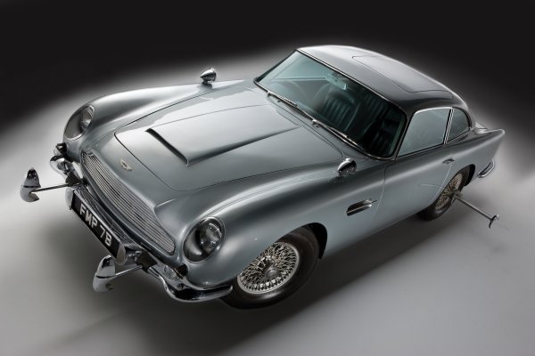 Aston Martin DB5 е най-прочутата кола на Джеймс Бонд. За снимките на филма "Голдфингър" са подготвени две такива с отделения с шпионски устройства - прибиращи се картечници, тарани, брониран щит и дори стол за катапултиране.

Когато един от тези Aston Martin DB5 е докаран на изложение в САЩ през 1997 година, той е откраднат направо от летището във Флорида. Автомобилът все още не е намерен и застрахователната компания плаща на Aston Martin 4 милиона долара обезщетение.
