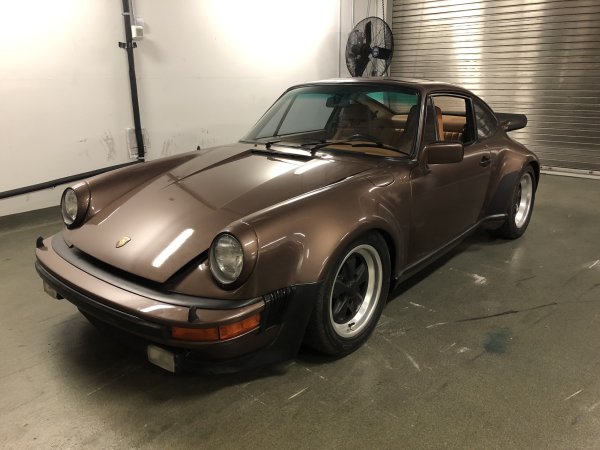 Също през 2023-та рядък спортен автомобил Porsche 911 Turbo от моделната 1977 на стойност 250 000 долара е откраднат от музей във Флорида. Колкото и да е странно, колата, собственост на колекционер на антики, е заредена с гориво, а ключът оставен в салона. Скоро след това крадецът е заловен при опит да регистрира автомобила с фалшиви документи.

