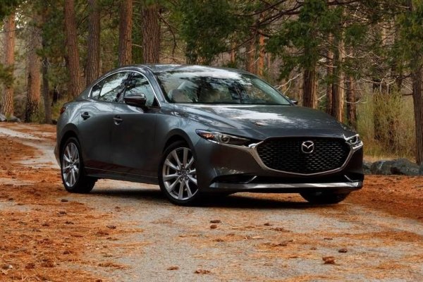 На първо място е Mazda 3 от 2020 г., която загуби само 2633 долара от стойността си за 0 месеца. Това е изненадващо малък спад за компактен автомобил. Mazda 3 се откроява със своя първокласен интериор, уверено управление и силна надеждност. Този модел представлява солиден избор, който остарява добре както по дизайн, така и по стойност.
