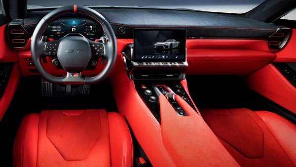 За суперколата е специално разработен компактен 4-литров V8 двигател с два турбокомпресора и система на смазване със сух картер. Мощността се предава назад чрез вал от въглеродни влакна, а електрически двигател е интегриран в новата 8-степенна автоматична трансмисия. Системната мощност надхвърля 650 к.с., суперколата тежи по-малко от 1750 кг, а максималната скорост надхвърля 320 км/ч.
