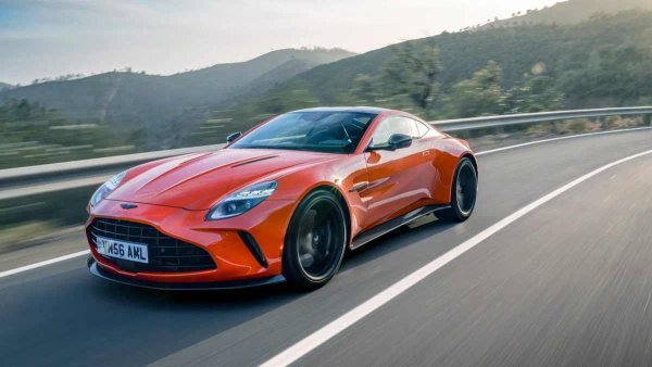 Обновеният Aston Martin V8 Vantage е концептуално близък до бъдещия флагман на Toyota. Под капака се намира 4-литров V8 двигател с два турбокомпресора (665 к.с.) и 8-степенна автоматична скоростна кутия. Моделът е със задно задвижване, тежи 1745 кг. Ускорението от 0 до 100 км/ч отнема 3,5 сек, а максималната скорост е 208 км/ч. Британският суперавтомобил обаче се задвижва изцяло от бензин, а каросерията му е с 33 см по-къса и с 8 см по-висока от японския.
