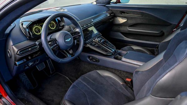 Оригиналният модел ще отбележи десетата си годишнина през 2027-ма, но след фейслифта интериорът е станал дигитален и са се появили нови функции за комфорт, така че Aston Martin V8 Vantage не е застрашен от пенсиониране. Суперколите ще трябва да се конкурират не само на пазара, но и на пистата: състезателният Vantage GT3 дебютира редом с пътния суперавтомобил и вече е в продажба. Aston Martin предлага широка гама от модели: в допълнение към купето, има роудстър Volante и спортната версия Vantage S.
