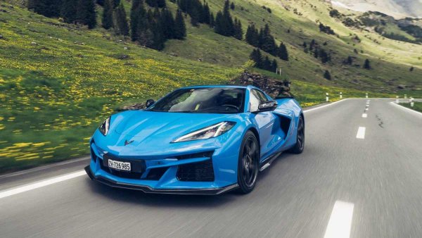 Най-достъпният хибриден суперавтомобил е Chevrolet Corvette E-Ray, който обаче няма компромиси с характеристиките. За разлика от Toyota, бензиново-електрическият Corvette се предлага със задвижване на всички колела, като електромотор задвижва предните. Зад седалките си остава атмосферният 6.2-литров V8 двигател, който предава мощността назад чрез осемстепенна автоматична скоростна кутия. Максималната системна мощност е 665 к.с.
