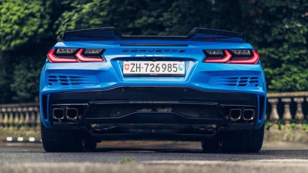 Теглото на хибридното купе е 1712 кг, което прави Chevrolet Corvette E-Ray малко по-тежък от Toyota GR GT. Американският суперавтомобил няма нужда от зареждане, тъй като капацитетът на батерията му е скромните 1,9 киловатчаса. Благодарение на задвижването на всички колела, Corvette ускорява от 0 до 100 км/ч за 2,9 сек, а максималната му скорост е 294 км/ч. 
