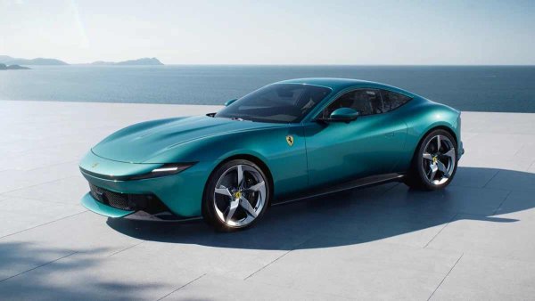 В йерархията на Ferrari, купето Amalfi е суперкола от начално ниво. Това е поредната модернизация на модела Roma от 2019 г. Спортният автомобил няма хибридна опция, с турбо V8 двигател отпред и задно задвижване. Конфигурацията 2+2 позволява пътуване на къси разстояния с четирима души. Италианското купе е оборудвано с 3,9-литров двигател (640 к.с.) и осемстепенна автоматична скоростна кутия. 
