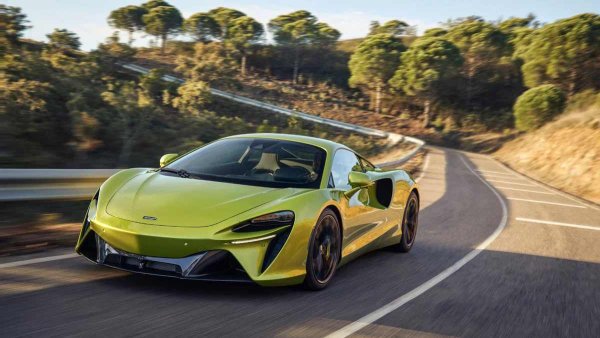 Суперколата от начално ниво на McLaren е хибридът Artura. Този двуврат автомобил със затворен покрив е с 28 см по-къс и с четвърт тон по-лека от Toyota GR GT! Подходът на McLaren е напълно различен: средно разположен шестцилиндров двигател с обем от 3 литра, задно задвижване и пълноразмерна батерия с капацитет от 7,4 киловатчаса. Лекият електромотор е интегриран в осемстепенната автоматична трансмисия.
