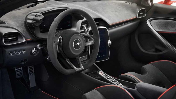 Купувачите могат да избират между купе и спайдър без покрив. McLaren Artura развива 680-700 к.с. (в зависимост от типа каросерия), ускорява от 0 до 100 км/ч за 3 сек и развива максимална скорост от 330 км/ч. Без намесата на бензиновия V6 двигател пробегът на ток е 33 км. До 2027 г. в гамата може да остане само откритата версия, защото жизненият цикъл на купето започна през 2019 г.
