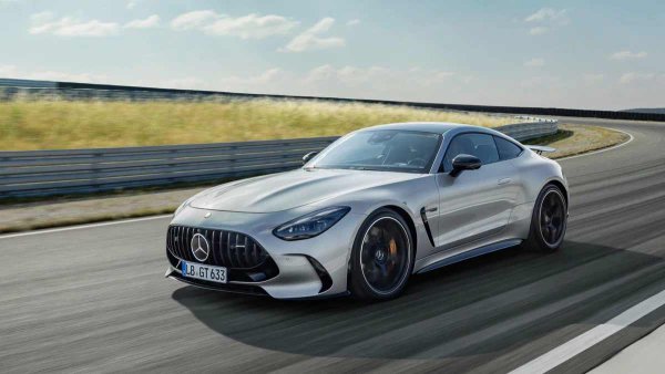 Германска алтернатива е второто поколение на Mercedes-AMG GT. Компанията се отказа от състезателната схема transaxle, тъй като купето вече се предлага с двигатели, различни от осемцилиндровите. Най-близко до Toyota GR GT би трябвало да е спортната версия с индекс 63. Няма хибрид, а 4-литровият V8 (585 к.с.) е съчетан с деветстепенна автоматична скоростна кутия и емблематичното за компанията задвижване на всички колела. Такъв автомобил обаче тежи цели 1970 кг!
