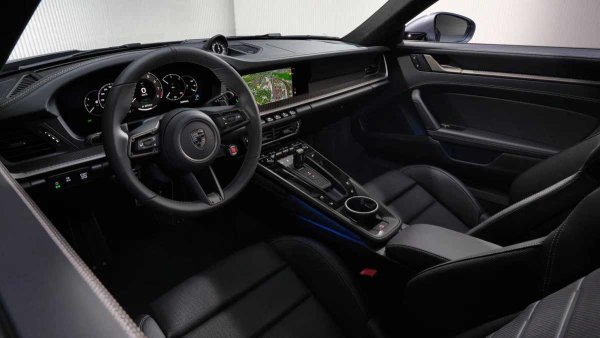 Собственото тегло на хибридното Porsche 911 Turbo S е 1740 кг, въпреки запазването както на характерното механично задвижване на всички колела, така и на конфигурацията на седалките 2+2. Ускорението от 0 до 100 км/ч е намалено до 2,5 сек, но максималната скорост е спаднала до 322 км/ч. Купувачите могат да избират между купе и кабриолет. Porsche обаче разполага с цяла гама от 911-ки, които да отговарят на всеки вкус, с разнообразие от стилове на каросерията, двигатели, трансмисии и видове задвижване.
