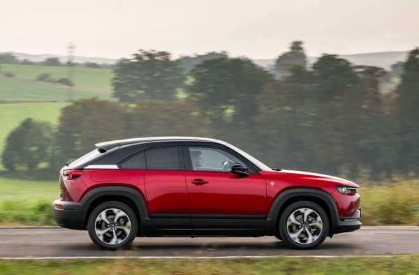 - Все още не мога да ви кажа съвсем точни числа, но в сравнение с предишното поколение, ефективността на този двигател е повишена с 20 до 25 процента. 
Искам да подчертая, че тази кола не е замислена постоянно да се задвижва от роторния двигател. Той е само удължител на пробега за моментите, когато батерията е разредена. Всеки клиент може сам да избере в какви съотношения да го ползва. Но намерението ни не е колата да се иползва непрекъснато с роторния двигател. 
