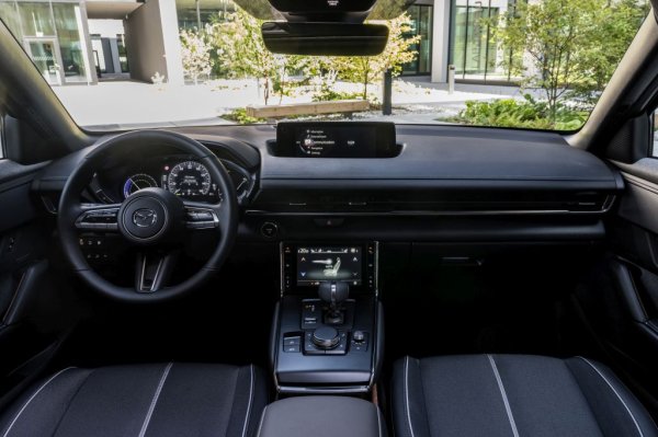 - Знаете, че ние залагаме на подхода с множество решения. Искаме да предложим на всеки клиент различно решение в зависимост от нуждите му и начина на употреба. Разбира се, постепенно ще въведем повече чисти електромобили в гамата си. Този продукт е насочен основно към хора, които още се тревожат за обхвата и заради това не искат чист електромобил. Те могат спокойно да карат тази кола само на ток около 85 километра - или близо 110 километра, ако се движат само в града. А когато батерията се изчерпи, имат на разположение и удължителя на пробега. Това дава спокойствие. 
