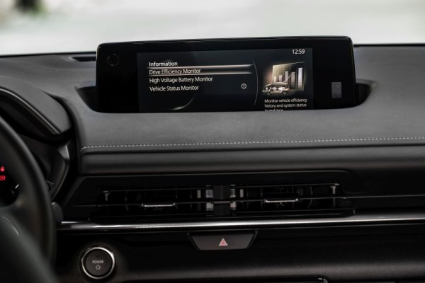 - Направихме доста допълнителни подобрения в тази област. Всмукателната система бе променена, за да бъде по-тиха. Знаете, че роторният двигател е по дефиниция идеално балансиран. Но той си остава двигател с вътрешно горене, с шум при всмукването и при изпускането на отработилите газове. Поработихме по това. 