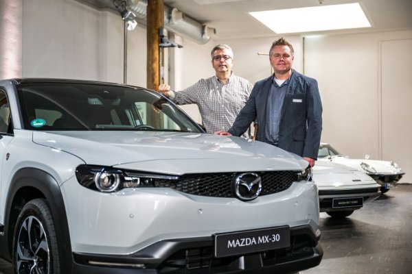 - Знаете, че ванкелът е част от нашата ДНК. Той символизира нашия подход никога да не спираме с предизвикателствата. Но смятаме, че сегашният момент не е подходящ - имаме да решаваме много по-важни въпроси - декарбонизация, електрификация. Надяваме се да стигнем и дотам някой ден, но засега не мога да кажа повече. 
