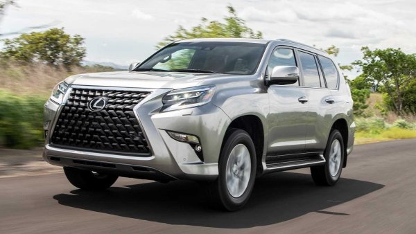 Буквата G се среща и в названието Lexus GX, което означава Grand Crossover. Точно като GS, GX стои като „средно дете” в гамата кросоувър/SUV на автомобилния производител от Япония. 