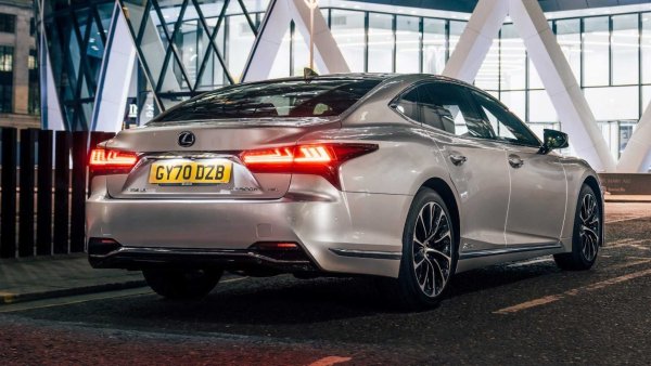 Предложението на марката на върха в премиум-сегмента е Lexus LS означава „луксозен седан“. Именно с тази кола марката се обозначава за първи път като производител на луксозни автомобили още през 1989 г.