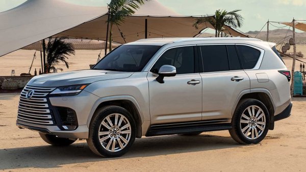 В съобщението на марката е пропуснат Lexus LX, което означава луксозен кросоувър. Тъй като моделът всъщност не е кросоувър – това е напълно завършен SUV, базиран на Toyota Land Cruiser, някои вносители използват луксозно задвижване на четирите колела, за да представят буквите.