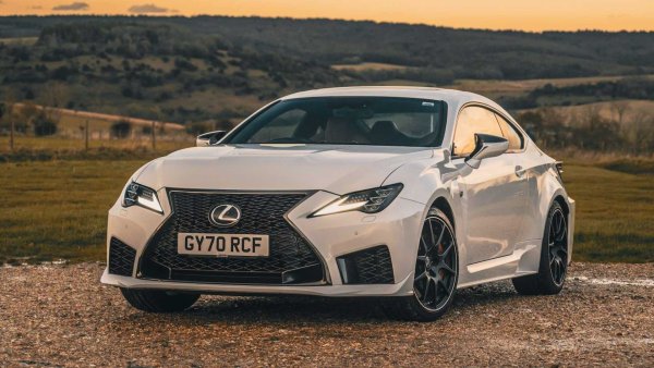 Lexus RC или Radical Coupe е проектиран да предизвика възприятията за това как трябва да изглежда един самозареждащ се бензиново-електрически хибрид. Суфиксът F представлява моделите с висока производителност в гамата на Lexus, като идва от пистата Fuji Speedway в Япония, където са извършени стотици часове тестване на RC F.