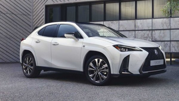 Lexus UX е най-малкият в гамата кросоувъри на марката, отбелязвайки първия път, когато автомобилният производител произвежда истински компактен луксозеен модел от този клас. UX означава Urban Crossover, &bdquo;имащ за цел да олицетворява стил със свободен дух, който би се харесал на съвременните градски изследователи&ldquo;, твърдят от Lexus.
