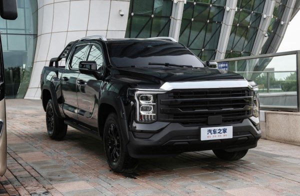 Още един пример за създаване на автомобил с поглед върху задграничните бестселъри. Пикапите F-Series на Ford заемат първо място по продажби в сегмента на камионите в САЩ вече 46 години подред и дизайнерите на Foton просто не можаха да устоят на изкушението да последват своите американски колеги