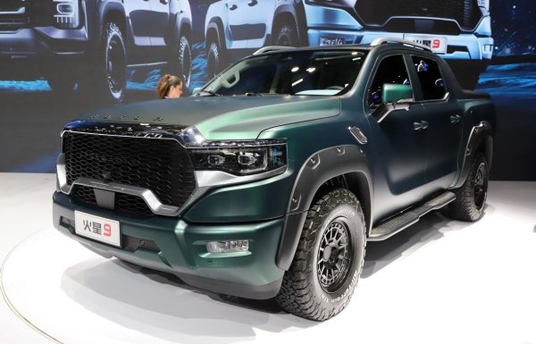 Пикапът Mars 9 е разновидност на модела Mars 7, но има напълно различен дизайн, също познат от американската автомобилна индустрия. Да, говорим за пикапа Ram 1500 и тук копиране се оказа напълно, както се казва - без угризения на съвестта. 