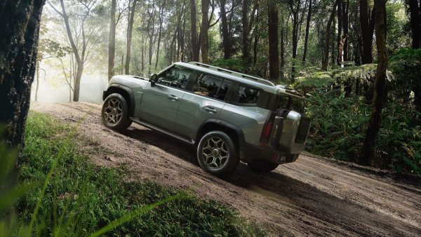 SUV сегментът също има своите икони и Land Rover не е последният в офроуд залата на славата. Да, дизайнерите на новия Defender се опитаха да запазят характеристиките на легендарния предшественик и да ги въплътят в нова интерпретация, но придържането към традициите не те спасява от копиране. 