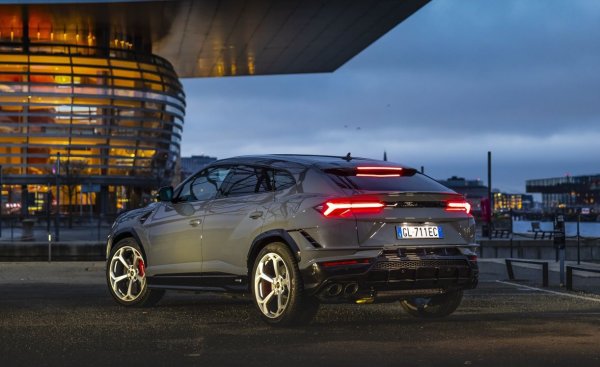 Въпреки че под определени ъгли можете да намерите препратки към чужди модели - дизайнът на задната част на кросоувъра Changan Uni-K твърде много напомня на Lamborghini Urus с нотки на Porsche Cayenne Coupe. 
