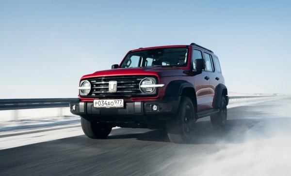 Въпреки факта, че Tank принадлежи към новите китайски марки, които все повече работят върху оригинален имидж, първите й модели не се справяха без леко плагиатство на външен вид. И ако големият Tank 500 често се сравнява с Toyota Land Cruiser...