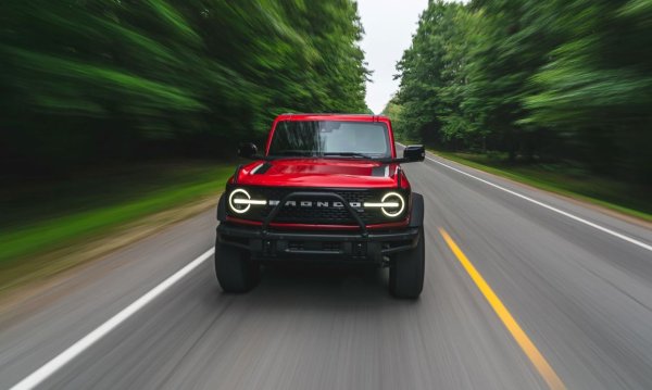 ...по-малкият Tank 300 с дизайна на предницата прилича на американския всъдеход с рамна конструкция Ford Bronco.  &bdquo;Обърнатите&ldquo; кръгли блокове на LED фарове с хоризонтални ленти са виновни за това.
