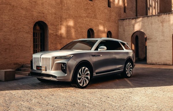 В продължение на много десетилетия под марката Hongqi в Китай се произвеждаха автомобили за висши служители на държавата, които не бяха пуснати на публична продажба. В бившия СССР такива автомобили често приличаха на американски лимузини, а китайските автомобили от своя страна леко приличаха на съветски модели. 