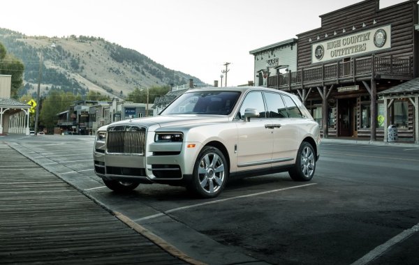 Но за модерните автомобили под марката Hongqi дизайнерите на концерна FAW търсят нови насоки - и за проекта на голям електрически SUV беше избран Rolls-Royce Cullinan. Въпреки че тук всичко е просто - през 2018 г. FAW привлече дизайнера Джайлс Тейлър, който преди това е работил седем години в британската компания.