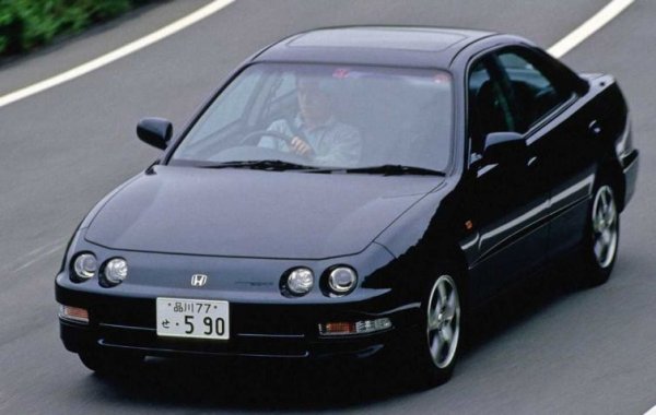 За две десетилетия производство само едно от общо 4 поколения на Integra се предлага с двойни кръгли фарове. Това е третата генерация на модела, която дебютира в Япония през 1993 г. Заради визуалното сходство феновете наричат тази оптика „очи на бръмбар“.

Продажбите на „четириоката“ Integra обаче значително отстъпват на тези на нейния предшественик. Затова и при фейслифта две години по-късно моделът получава тесни фарове.