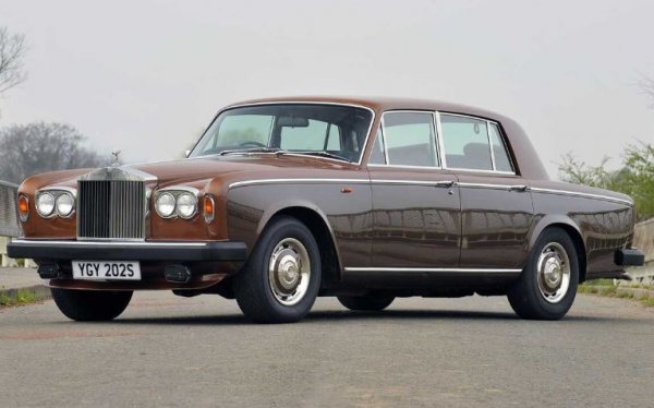 Сегашните модели на Rolls-Royce, произвеждани под крилото на BMW, са популярни именно с тясната си главна оптика. В миналото обаче луксозните британски лимузини дълго време бяха с 4 кръгли фара. За първи път те се появяват на моделите от 60-те години, сред които е и Silver Shadow. Те са актуални до 2002 г., но излезлият през 2003 г. Phantom вече получава традиционна оптика.