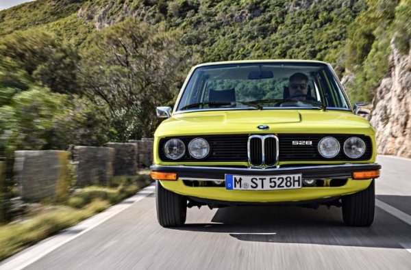 Струва ни се, че оптиката с 4 &bdquo;очи&ldquo; винаги е била отличителна черта на автомобилите от Мюнхен, но тя се появява за първи път при серийните модели на BMW едва в края на 60-не години. Скоро обаче тези фарове започват да се поставят на цялата гама на баварския производител &ndash; от 3-Series до 7-Series.

През 90-те години &bdquo;тройката&ldquo; (Е36) скрива четирите кръгли фара под общо стъкло, като този подход е последван от &bdquo;седмицата&ldquo; (E38) и &bdquo;петицата&ldquo; (Е39). Дори и в този вид обаче баварците акцентират върху фамилните черти, като интегрират нова светодиона техника, наречена &bdquo;ангелски очи&ldquo;.