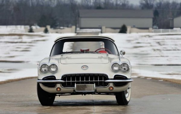 Ако говорим за американските muscle cars, няма как да не си спомним култовия Corvette със задно предаване и мощен V8 двигател. Този автомобил и до ден-днешен е най-известната спортна кола на Америка, а неговото първо поколение е оборудвано с 4 кръгли фара сред мащабния фейслифт от 1958 г.

Тогава двувратката получава не само нов външен вид с изобилие от фромирани детайли, но и модернизиран интериор. През същата година за първи път се появява тахометър, а предпазните колани вече се поставят още в завода (преди това те са монтирани от дилърите).