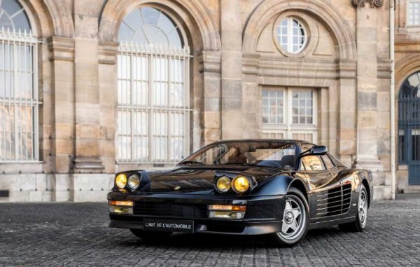 Попадането на този легендарен автомобил в тази група вероятно ще изненада някого, като това се дължи на факта, че италианската спортна кола се вижда много рядко. Тя е известна със &bdquo;сляпата&ldquo; си оптика, при която фаровете се прибират в предния капак. Но когато двувратката отвори очи, се вижда, че нейното място е именно в този списък.