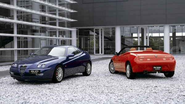 Както Ferrari Testarossa, за което вече стана дума, така и дуетът - купето Alfa Romeo GTV и руодстерът Spider, е разработен от ателието Pininfarina. Дизайнът на двата автомобила е дело на Енрико Фумия, който е автор и на по-известните Alfa Romeo 164 и Lancia Y.

В продължение на 10 години GTV и Spider се произвеждат с 4 кръгли фара, скрити зад отверстия в дълги обтекаем капак. За този период автомобили претърпяват 3 сериозни обновявания, но нито едно от тях не засяга оптиката.